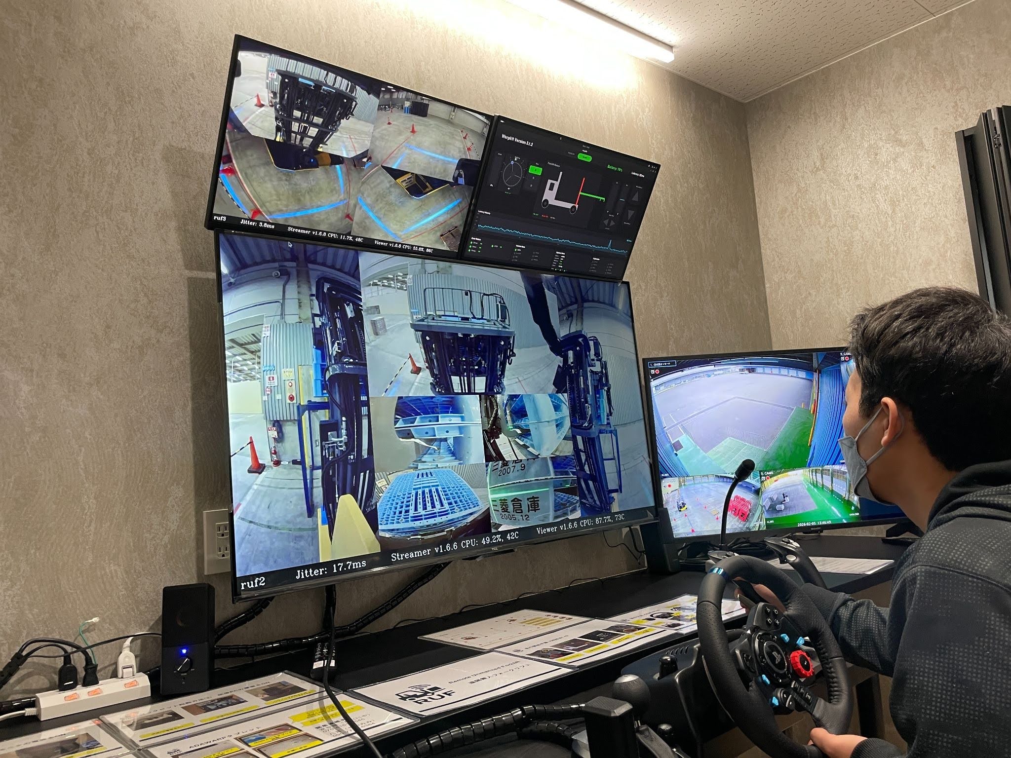 フォークリフトの遠隔操作の様子