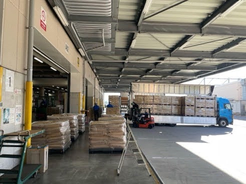 プラットフォーム上でパレットを荷捌きするフォークリフト